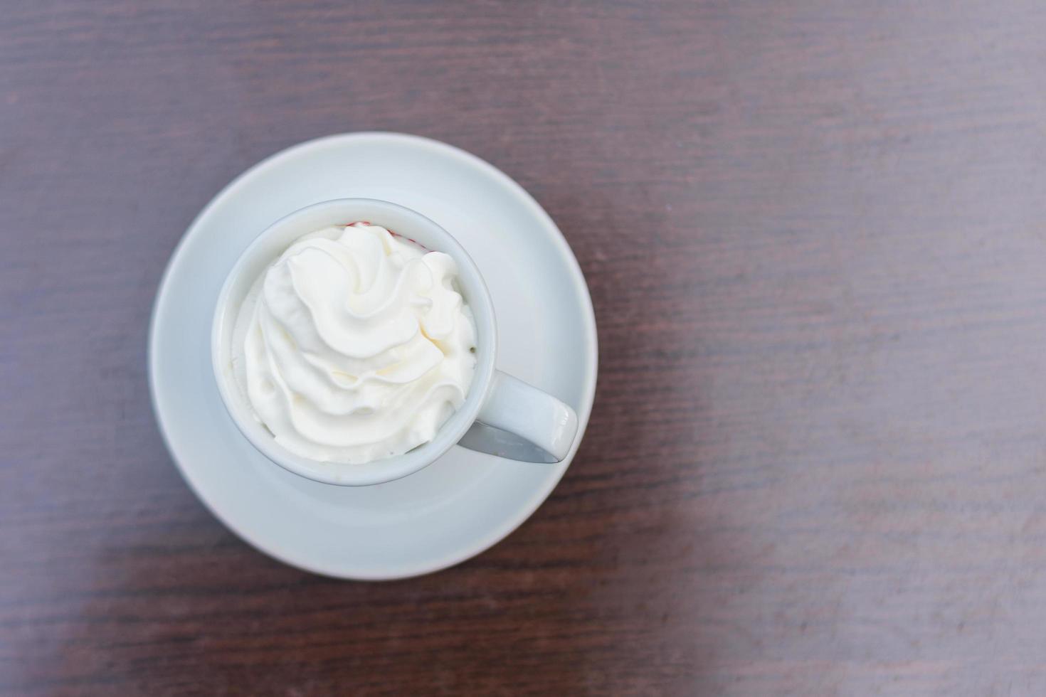 delicioso café aislado sobre fondo marrón foto