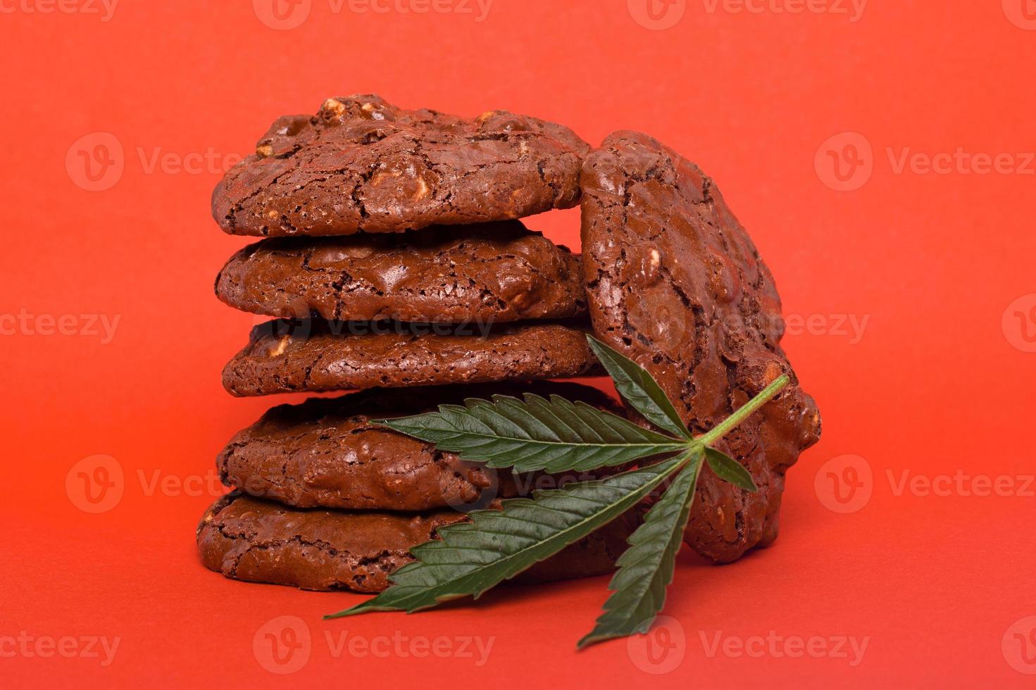 Galletas de cannabis sobre fondo rojo. foto