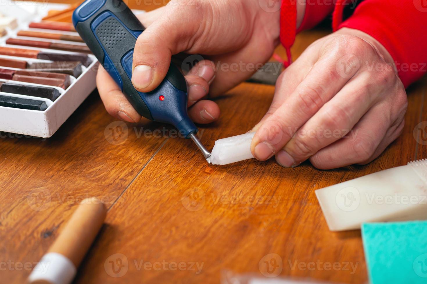 The master closes the scratch of laminate parquet and wooden furniture photo