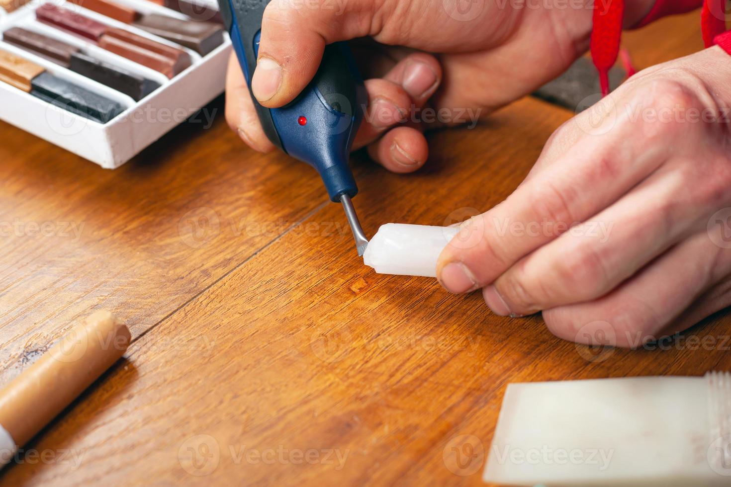 The master closes the scratch of laminate parquet and wooden furniture photo