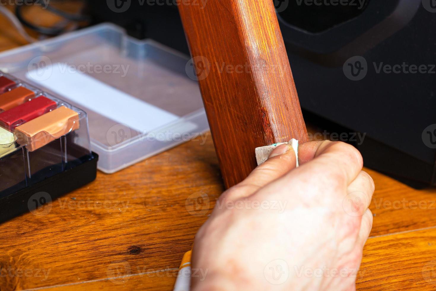 The master closes the scratch of laminate parquet and wooden furniture photo