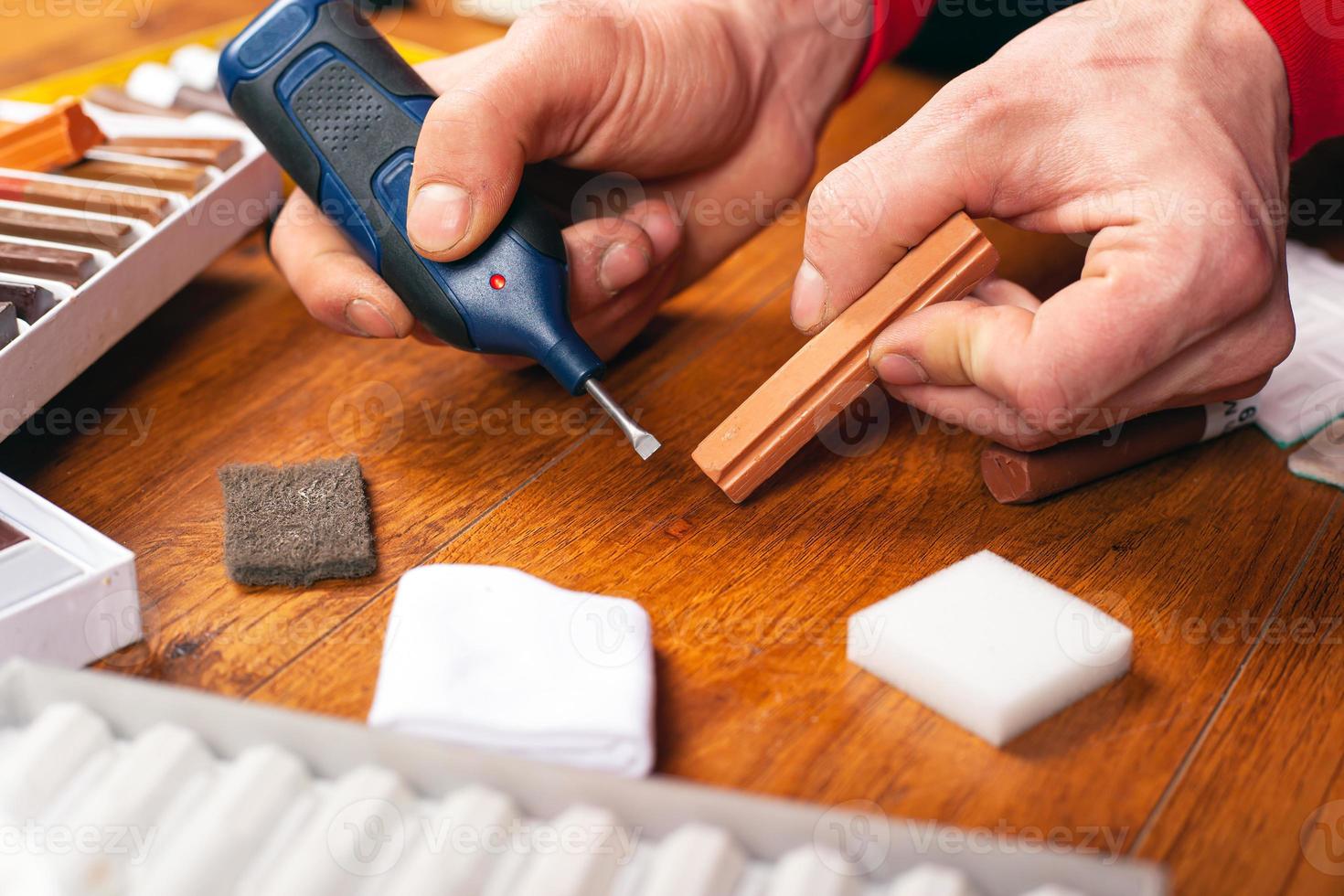 Repair and restoration of laminate and parquet photo