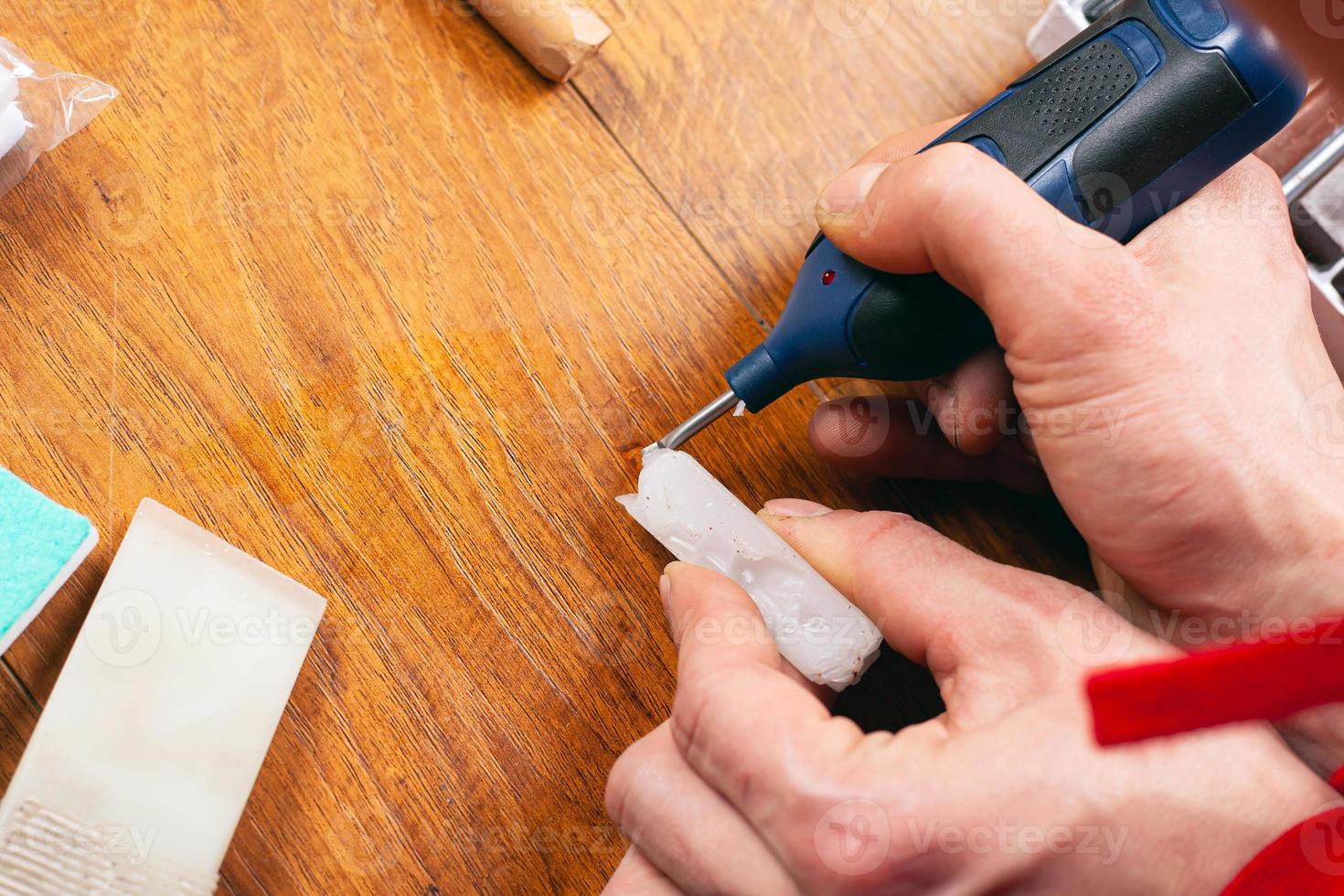 restauración de parquet laminado y primer plano de muebles de madera foto