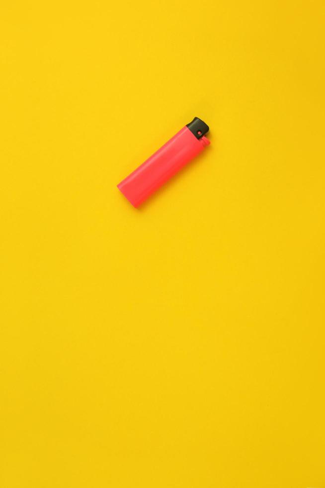 encendedor único sobre fondo amarillo vivo. Foto de concepto creativo del minimalismo.