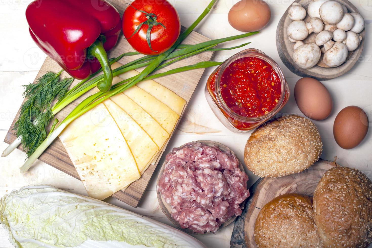 alimentos crudos frescos para cocinar una hamburguesa, vista superior foto