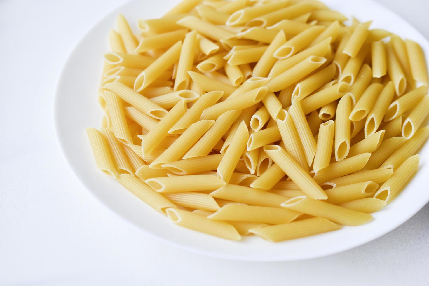 Deliciosa pasta amarilla de cerca en una placa blanca. foto