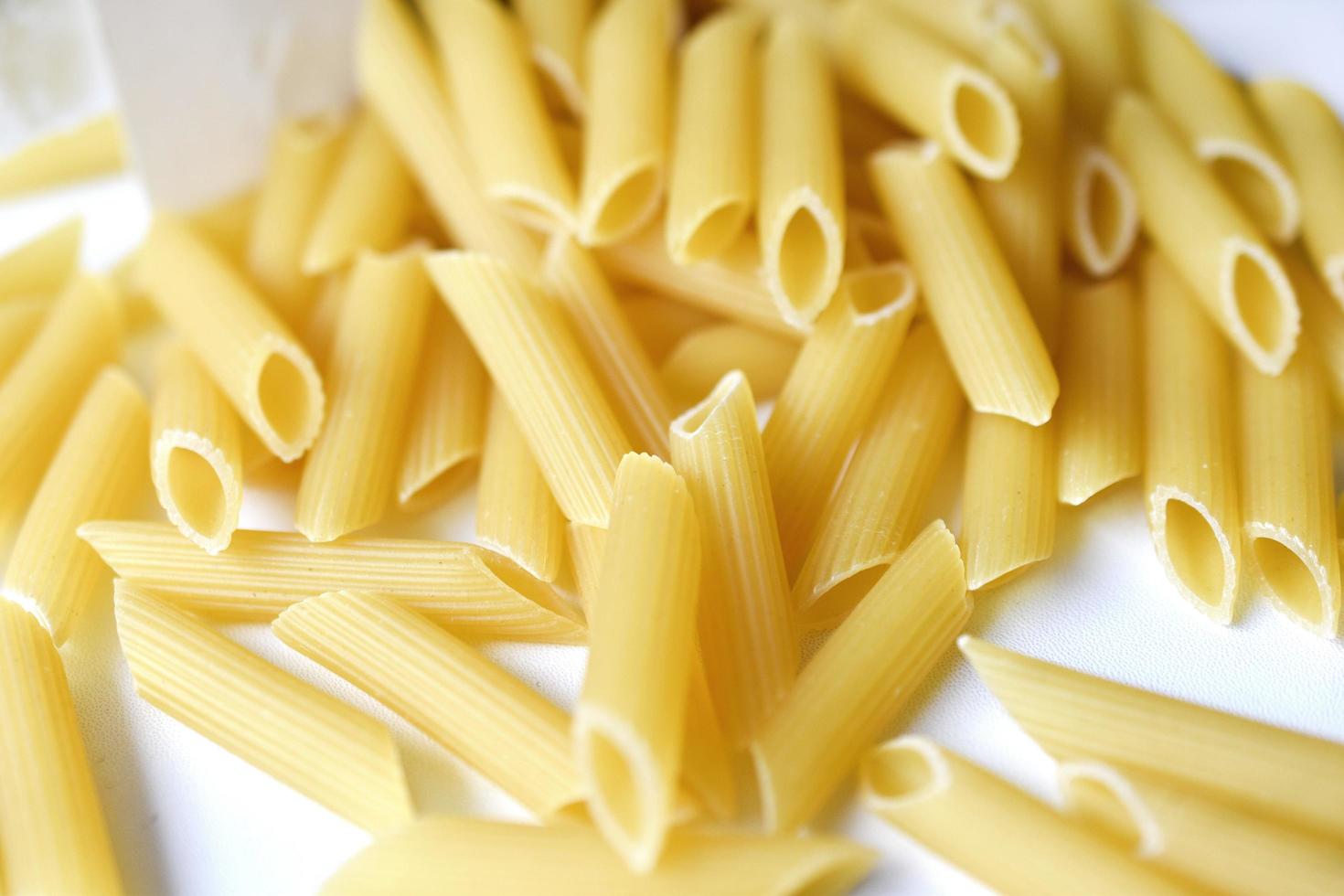 Primer plano de pasta deliciosa amarilla de la tienda foto