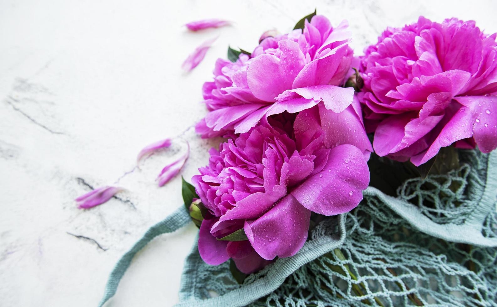 flores de peonía rosa en bolsa de hilo foto