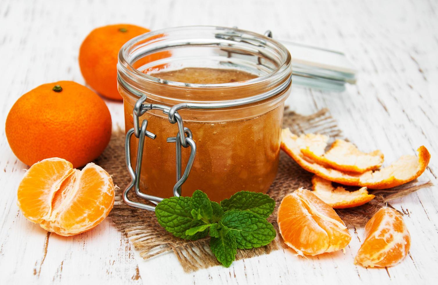 mermelada de mandarina en una mesa foto