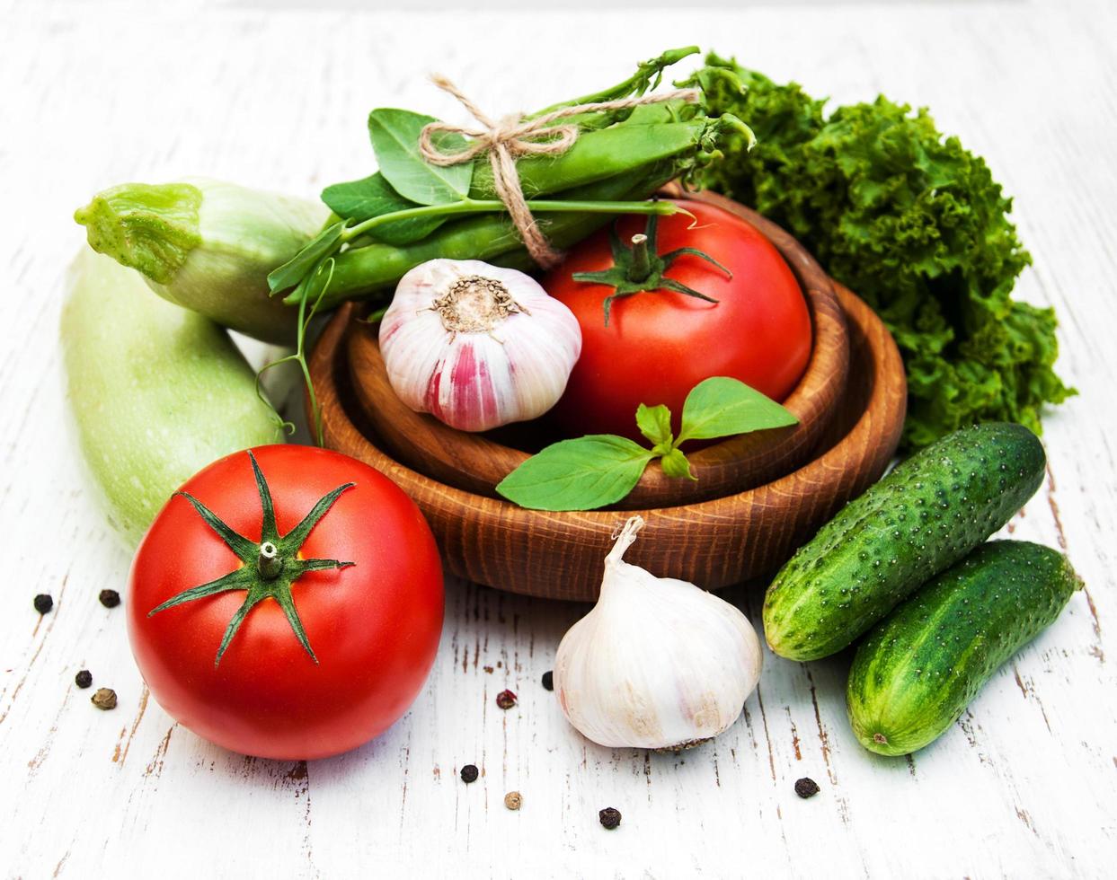 Varias verduras sobre un fondo de madera vieja foto