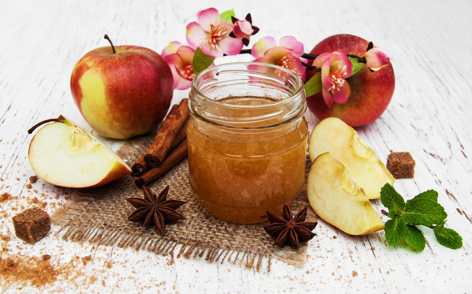 mermelada de manzana en una mesa foto