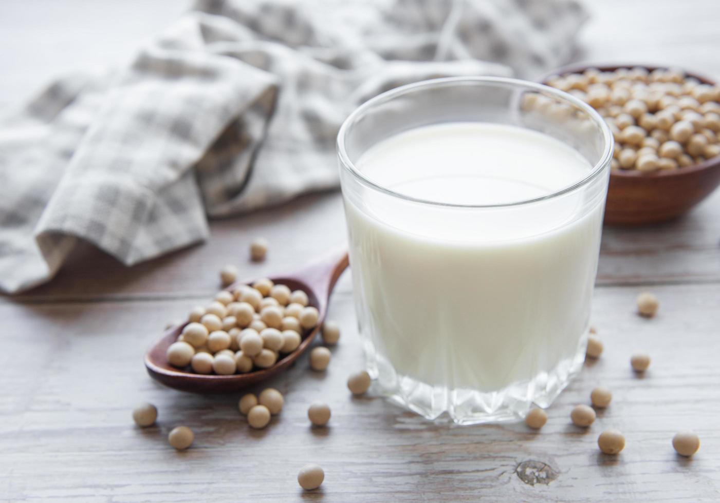 leche de soja y soja en la mesa foto