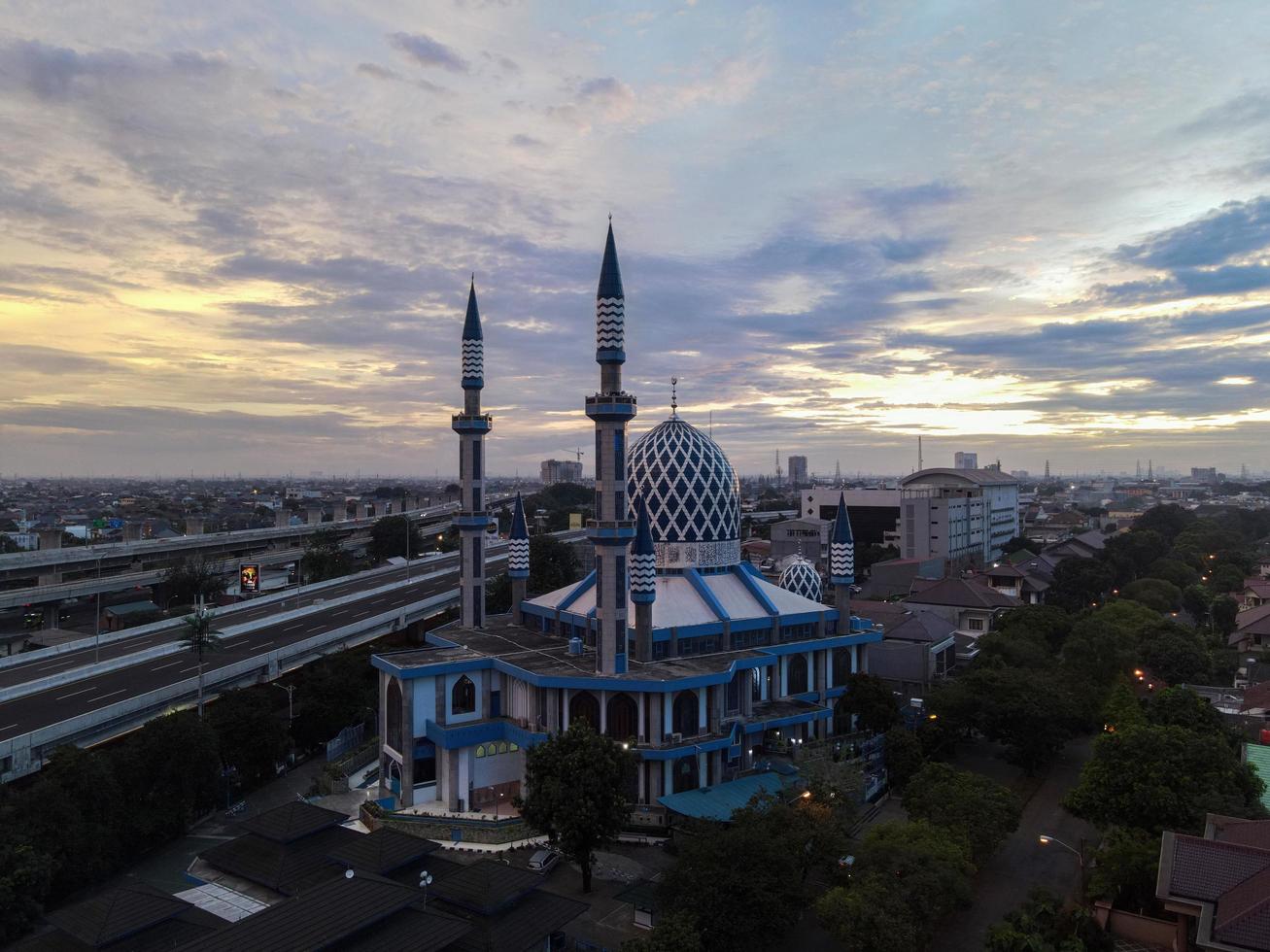 bekasi, indonesia 2021- vista panorámica de la mezquita del centro al-azhar foto