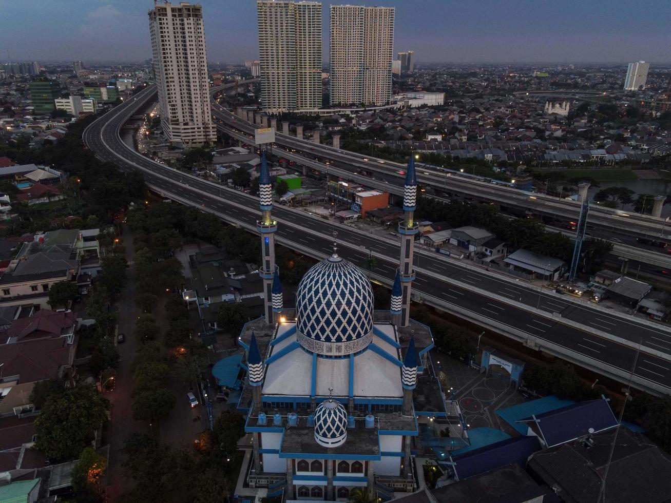 bekasi, indonesia 2021- vista panorámica de la mezquita del centro al-azhar foto