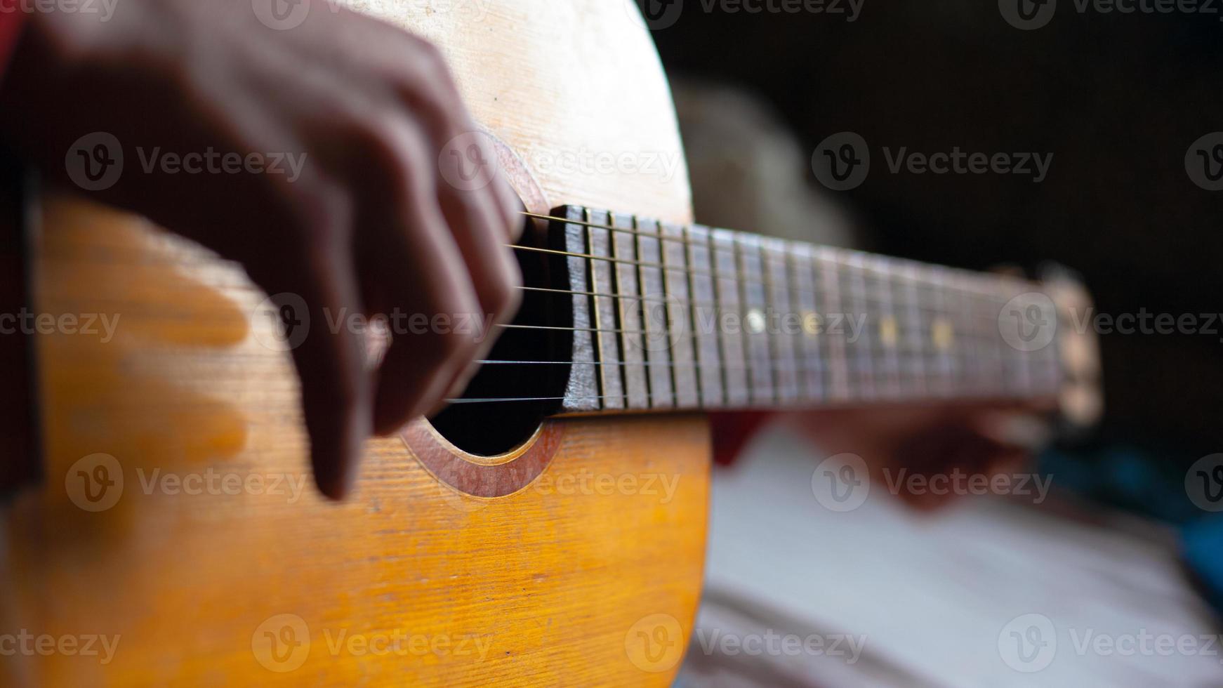 chico toca la guitarra foto