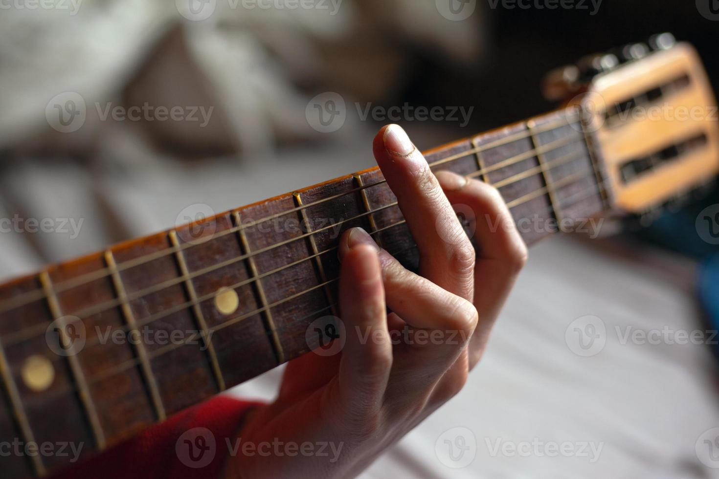 virtuoso guitarrista tocando su guitarra acústica foto