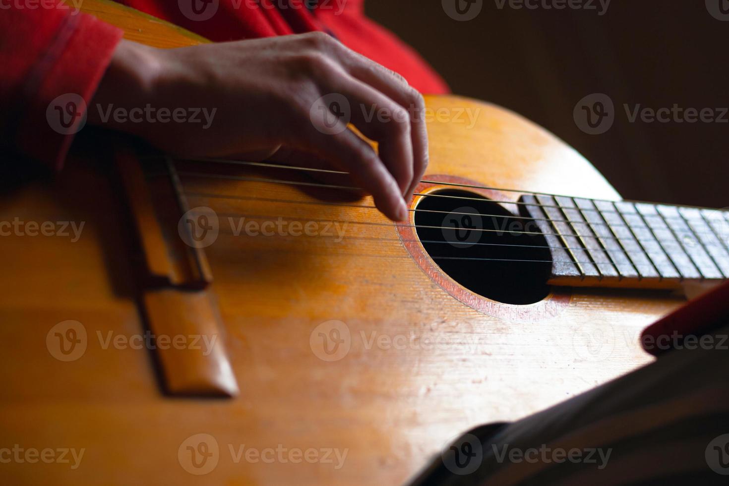 chico toca la guitarra foto