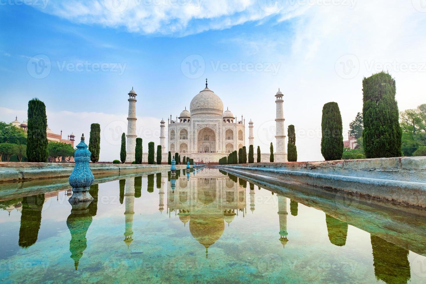 Vista frontal del Taj Mahal reflejada en la piscina de reflexión en Agra, Uttar Pradesh, India foto