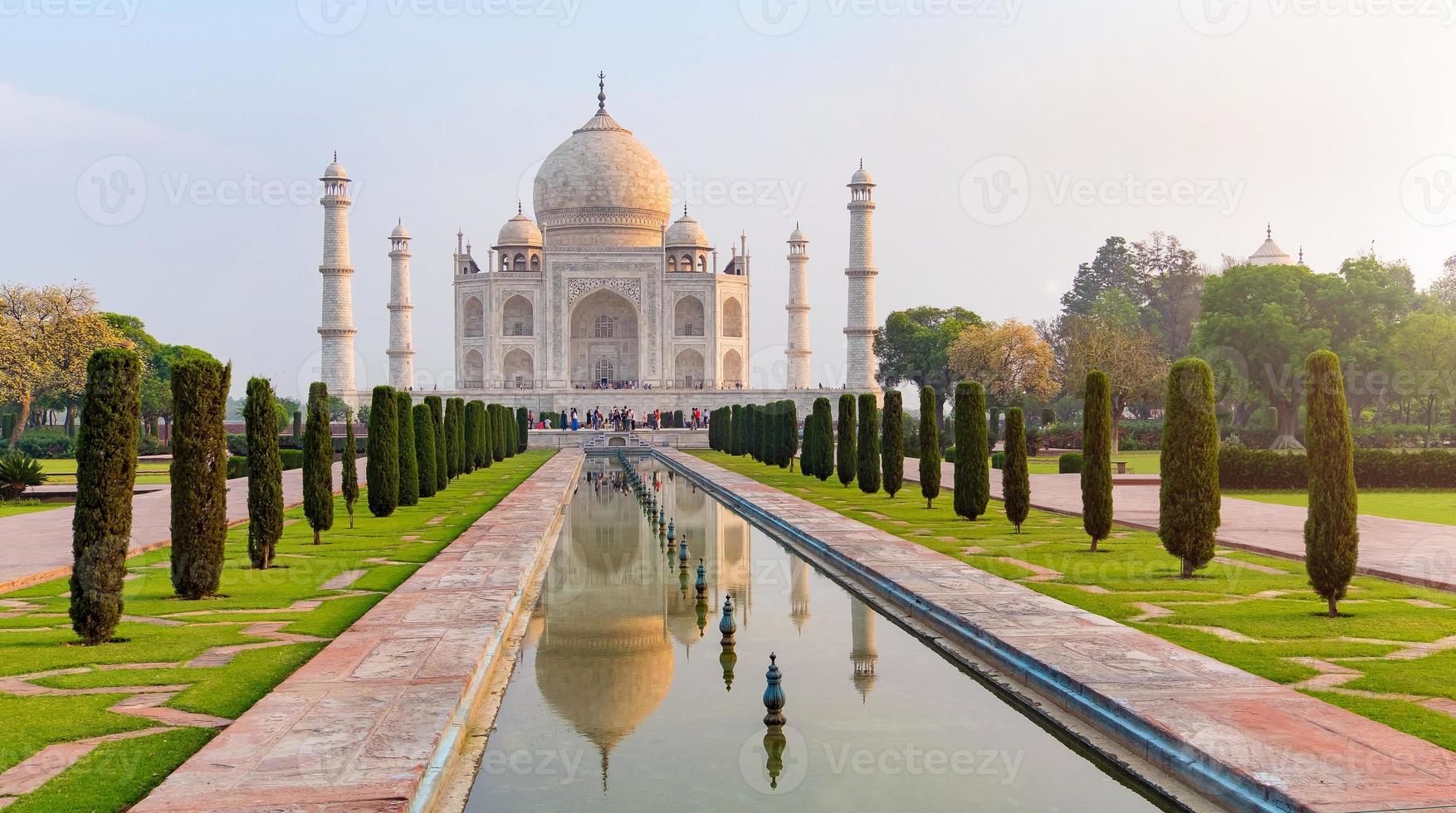 Vista frontal del Taj Mahal reflejada en la piscina de reflexión. foto