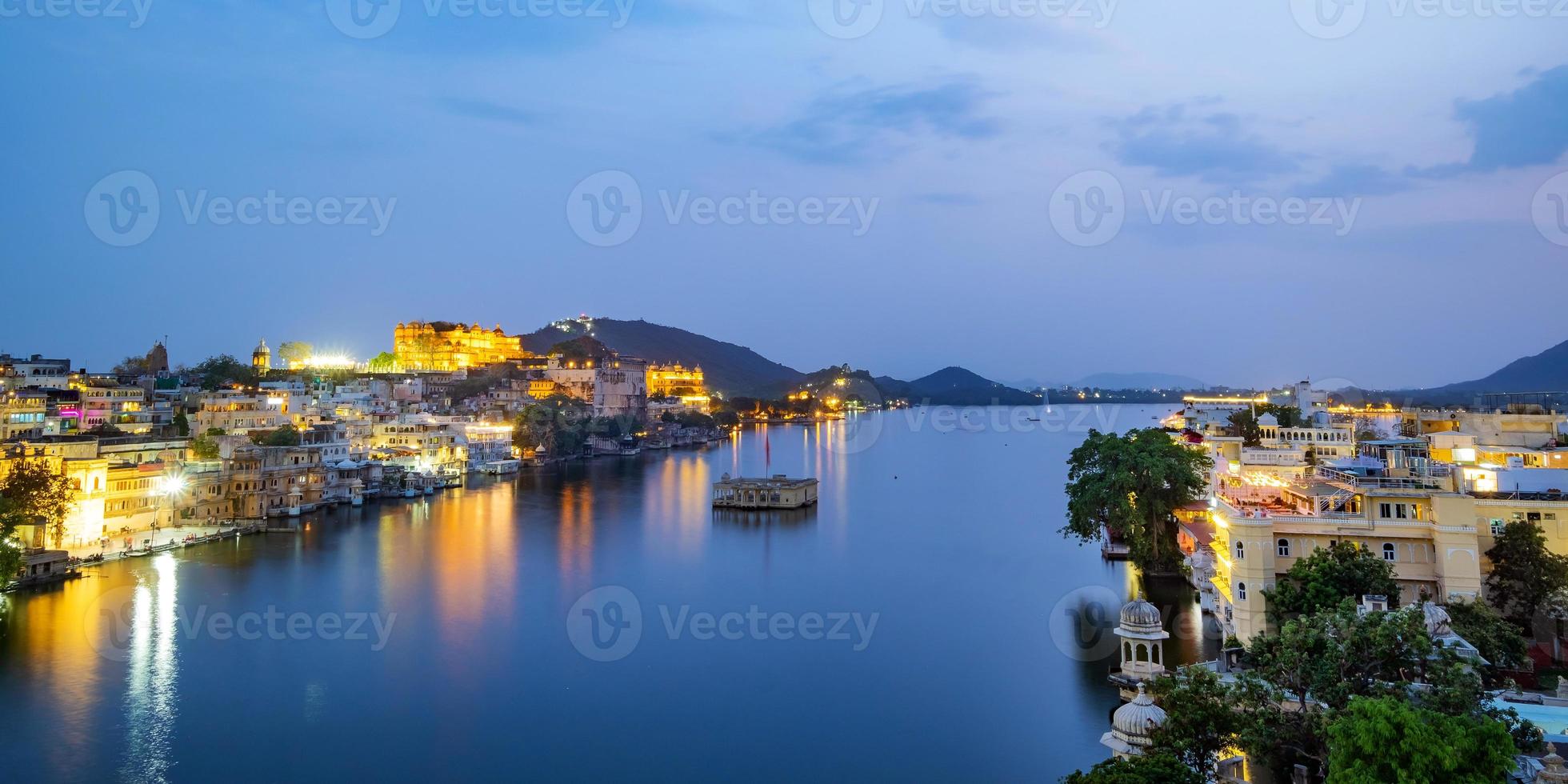 ciudad de udaipur en el lago pichola en la noche, rajasthan, india. foto