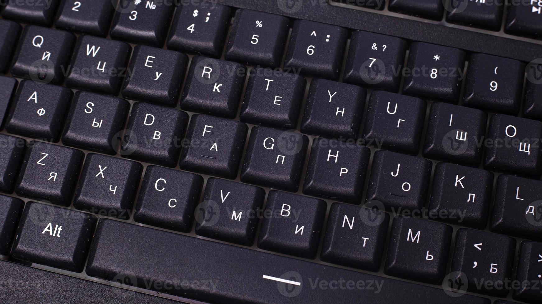 teclado de computadora negro. dispositivo para enviar mensajes en una computadora foto
