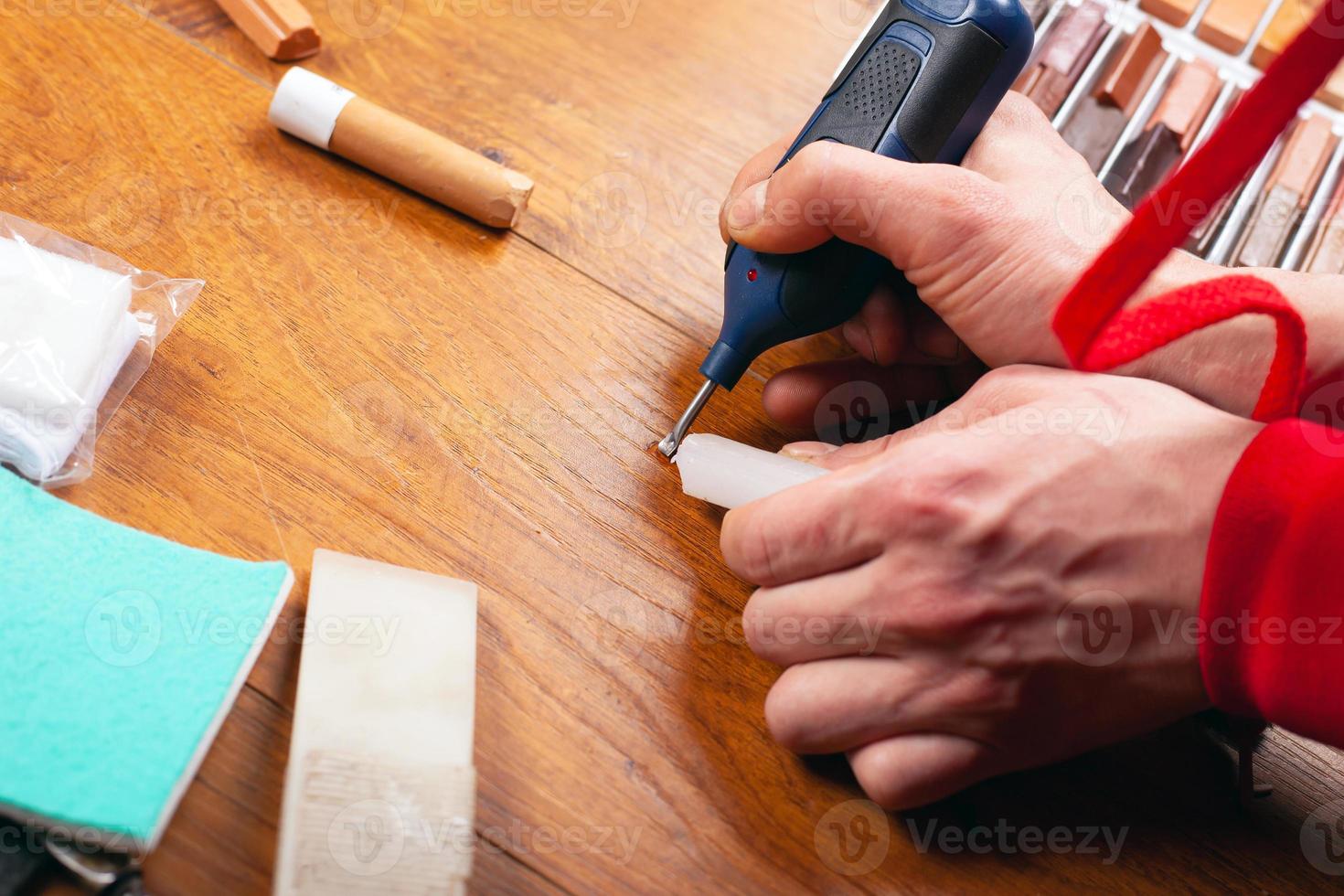 restauración de parquet para la eliminación de defectos, astillas, rayones en el suelo laminado foto