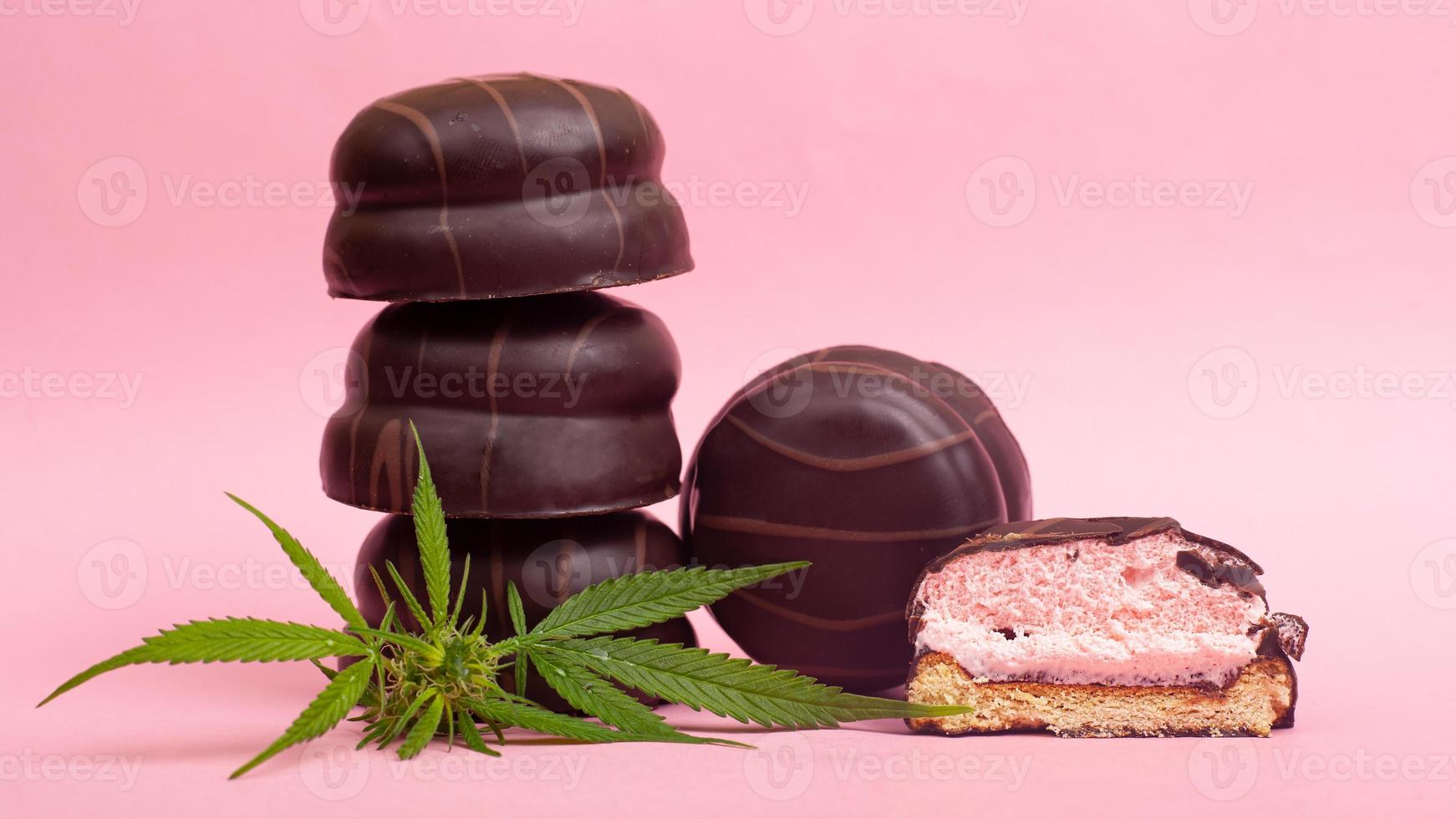 Galleta de chocolate con extracto de cbd y thc sobre fondo rosa foto