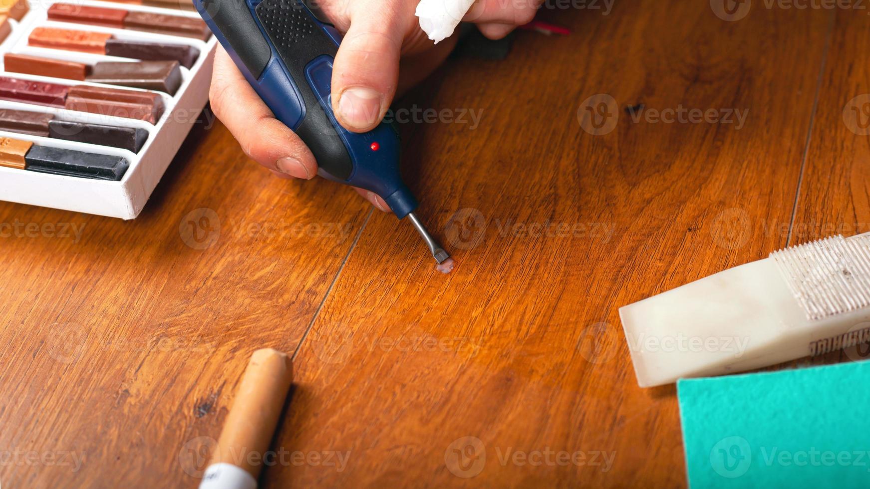 Parquet restoration of the elimination of defects, chips, scratches in the laminate flooring photo