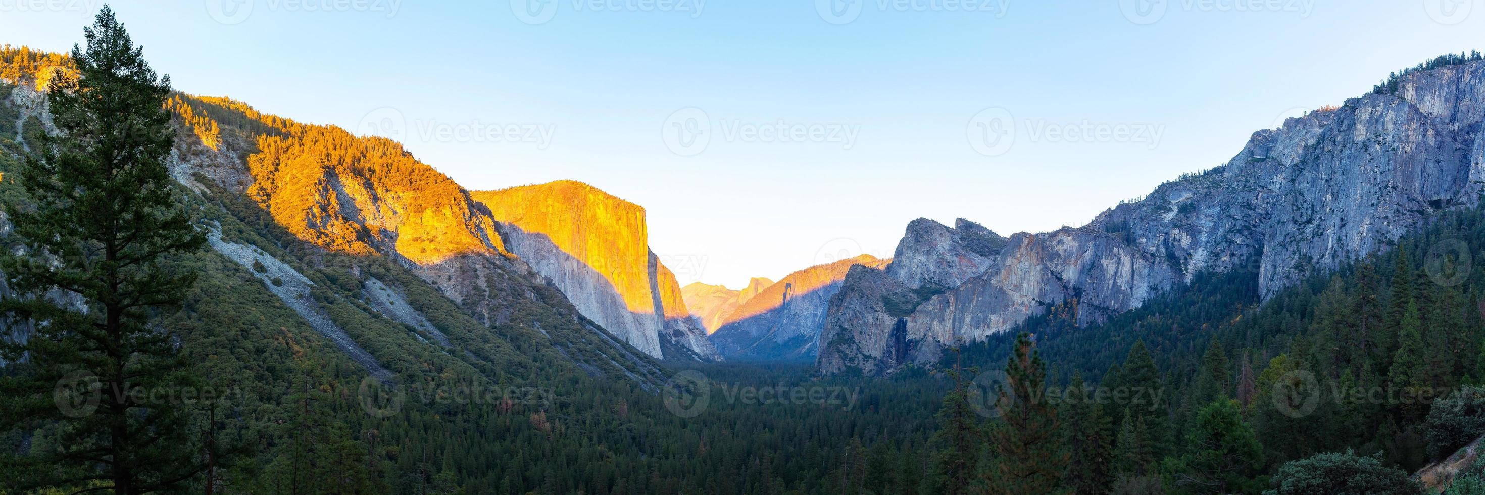 Parque Nacional de Yosemite durante la puesta de sol, California, EE. foto