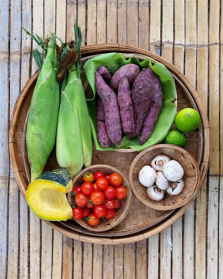 verduras de fondo de alimentos orgánicos en la bandeja de madera. foto