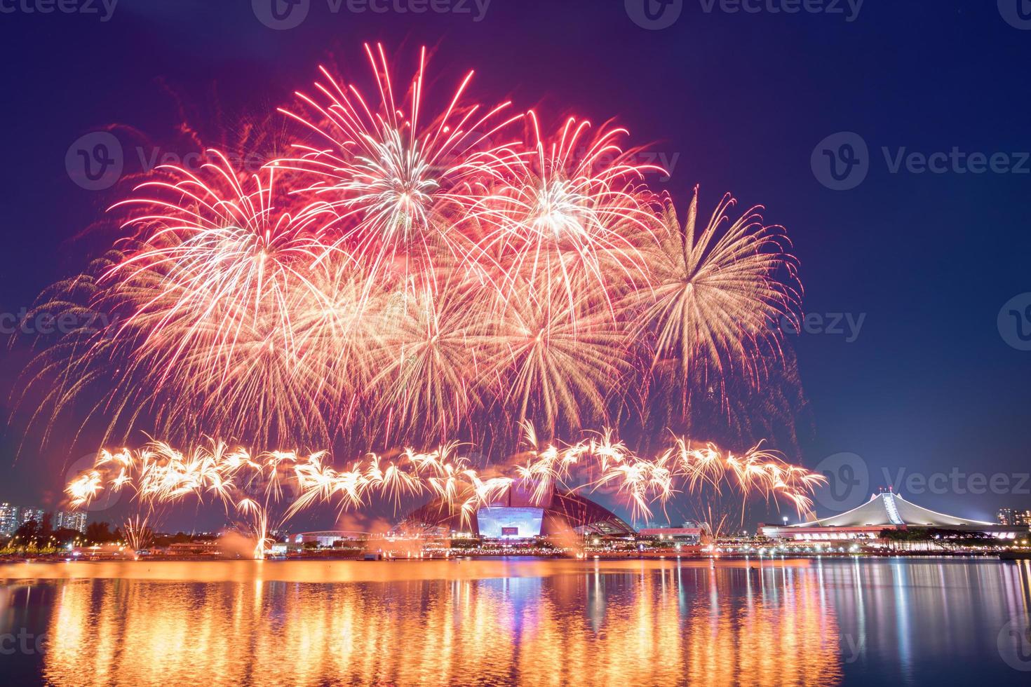 hermosos fuegos artificiales del día nacional de singapur foto