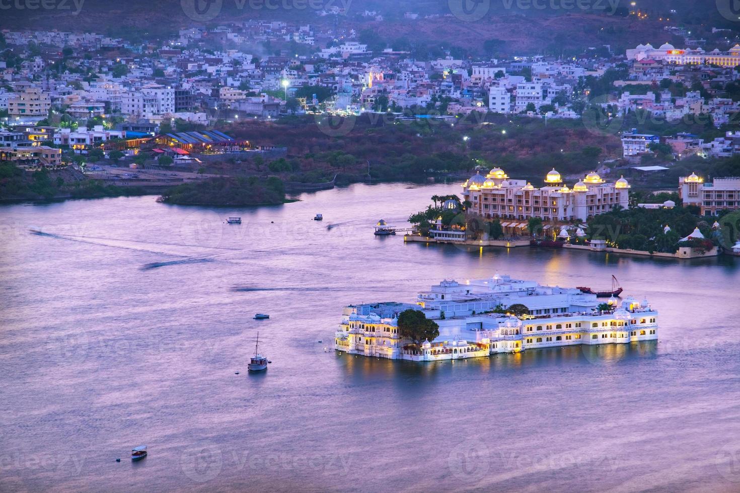 La ciudad de Udaipur en el lago Pichola en la noche, Rajasthan, India foto