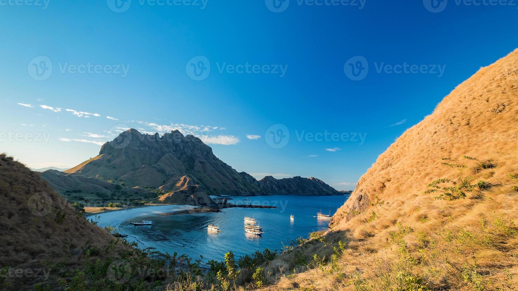 Bahía de la isla de Padar, Parque Nacional de Kodomo, Indonesia foto