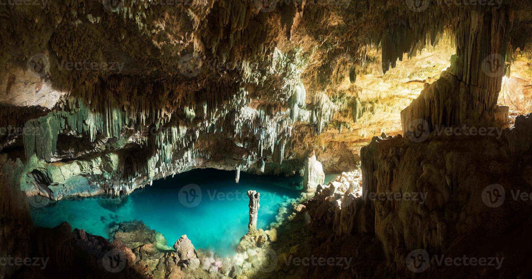 Cueva rangko en la isla de flores, labuan bajo, indonesia foto