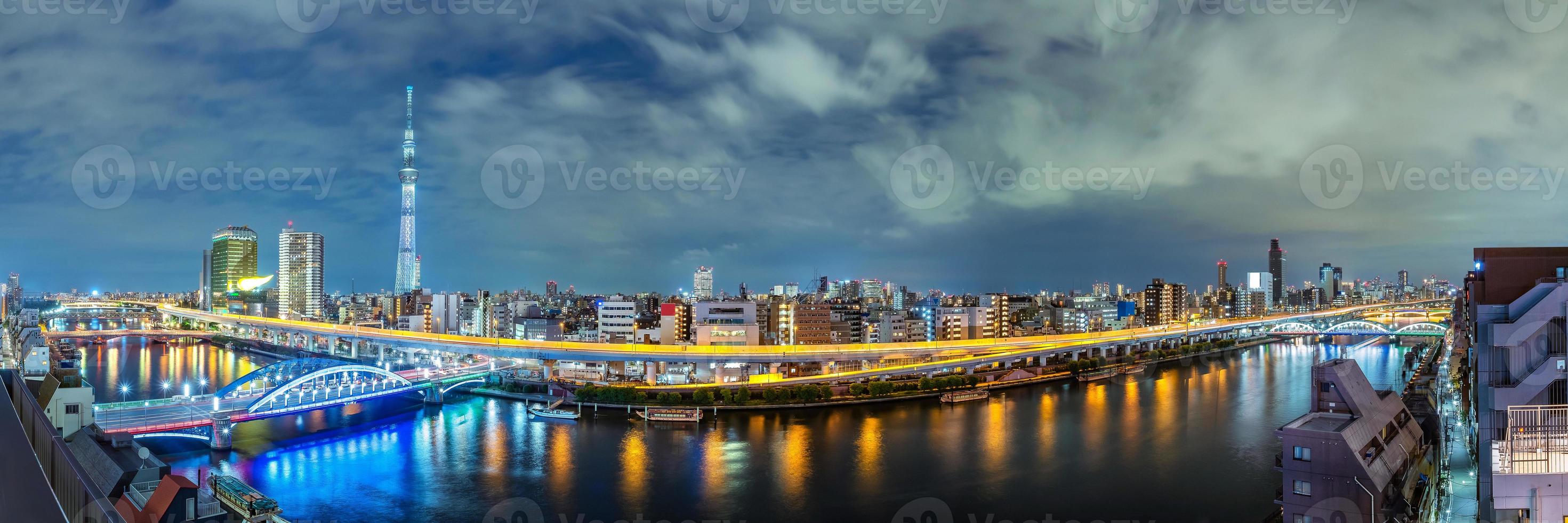 paisaje urbano de tokio en la noche foto