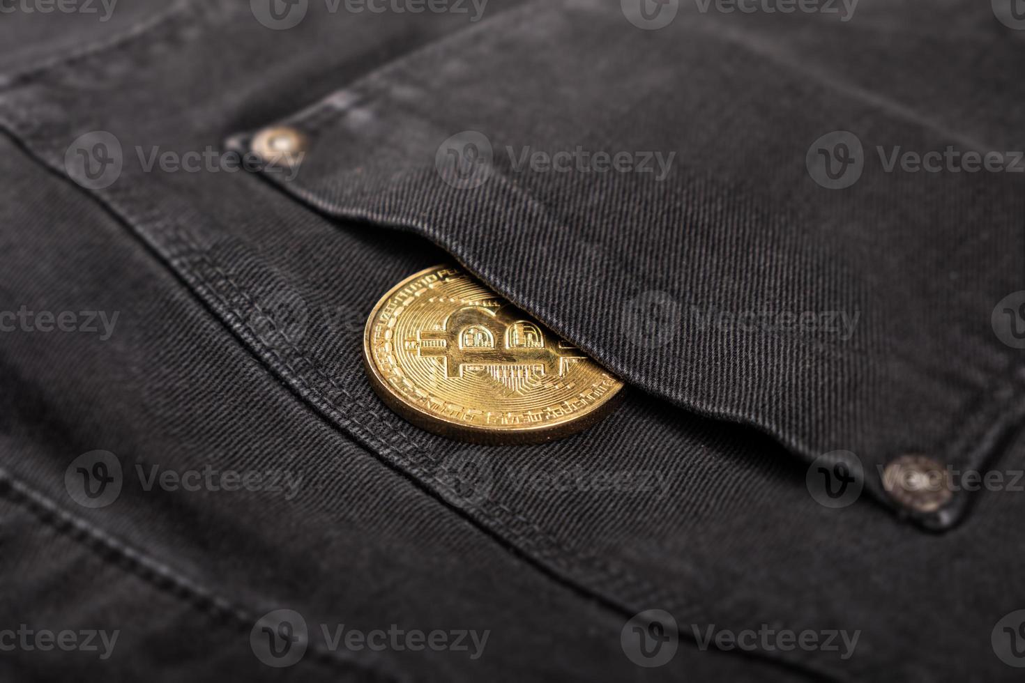 Moneda bitcoin de metal en el bolsillo del pantalón foto