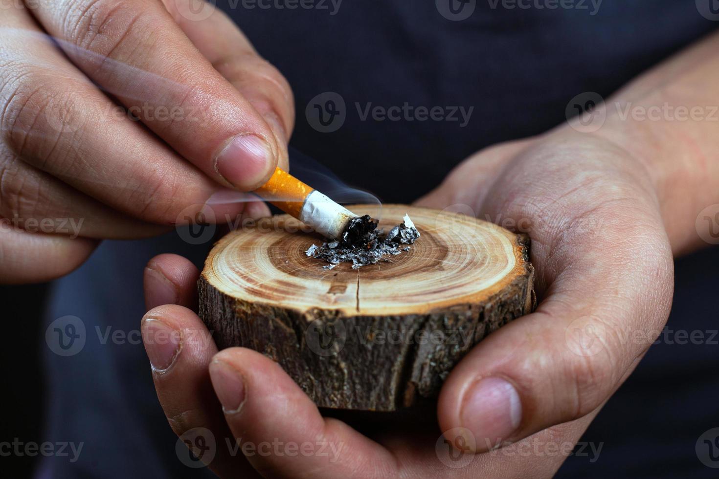 apagar un cigarrillo foto