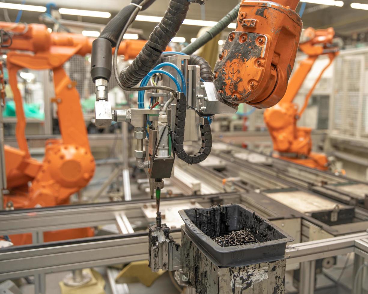 El brazo robótico automático en la fábrica reemplaza el trabajo humano. Automatización de la producción en el momento de escasez de personal. foto