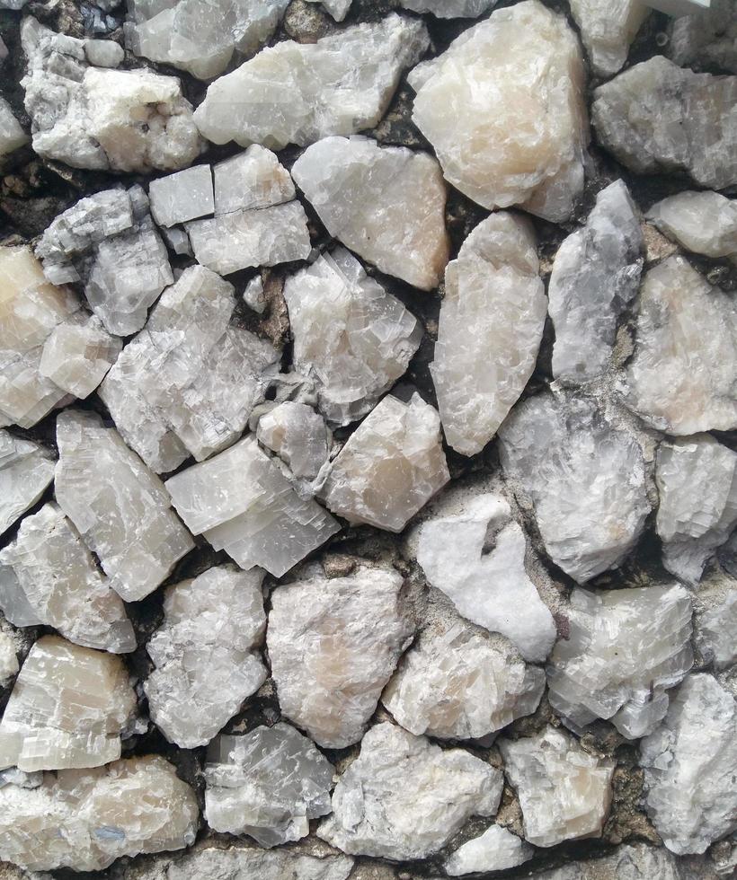 La colina de roca de guijarros de cristal de cuarzo, textura de fondo foto