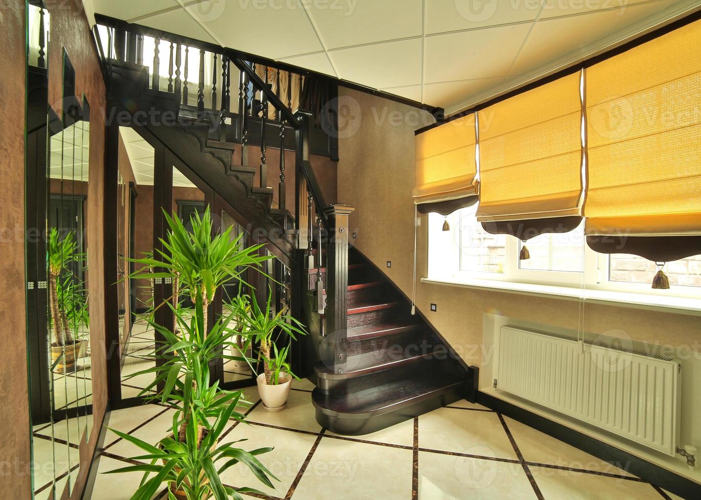 Escaleras y alfombra en el interior de una casa recién modernizada. Pasillo interior con escalera. foto