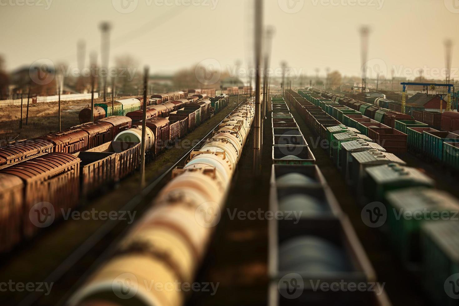 vagones de carga en la estación de tren. vista superior de los trenes de carga. vagones con mercancías en ferrocarril. industria pesada. escena conceptual industrial con trenes. enfoque selectivo. foto