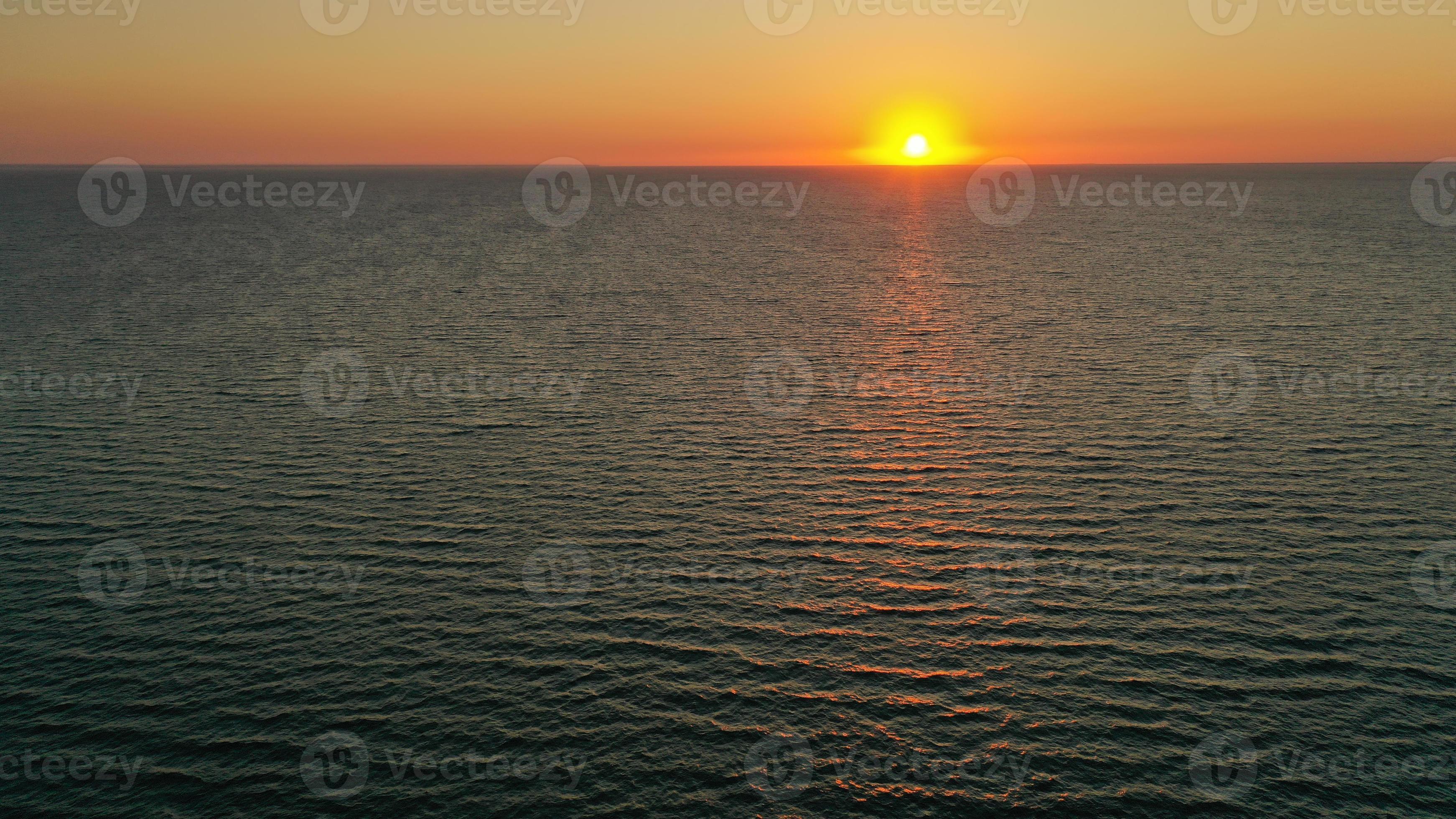 hermoso amanecer sobre el horizonte. fotografía aérea. amanecer en el océano. foto