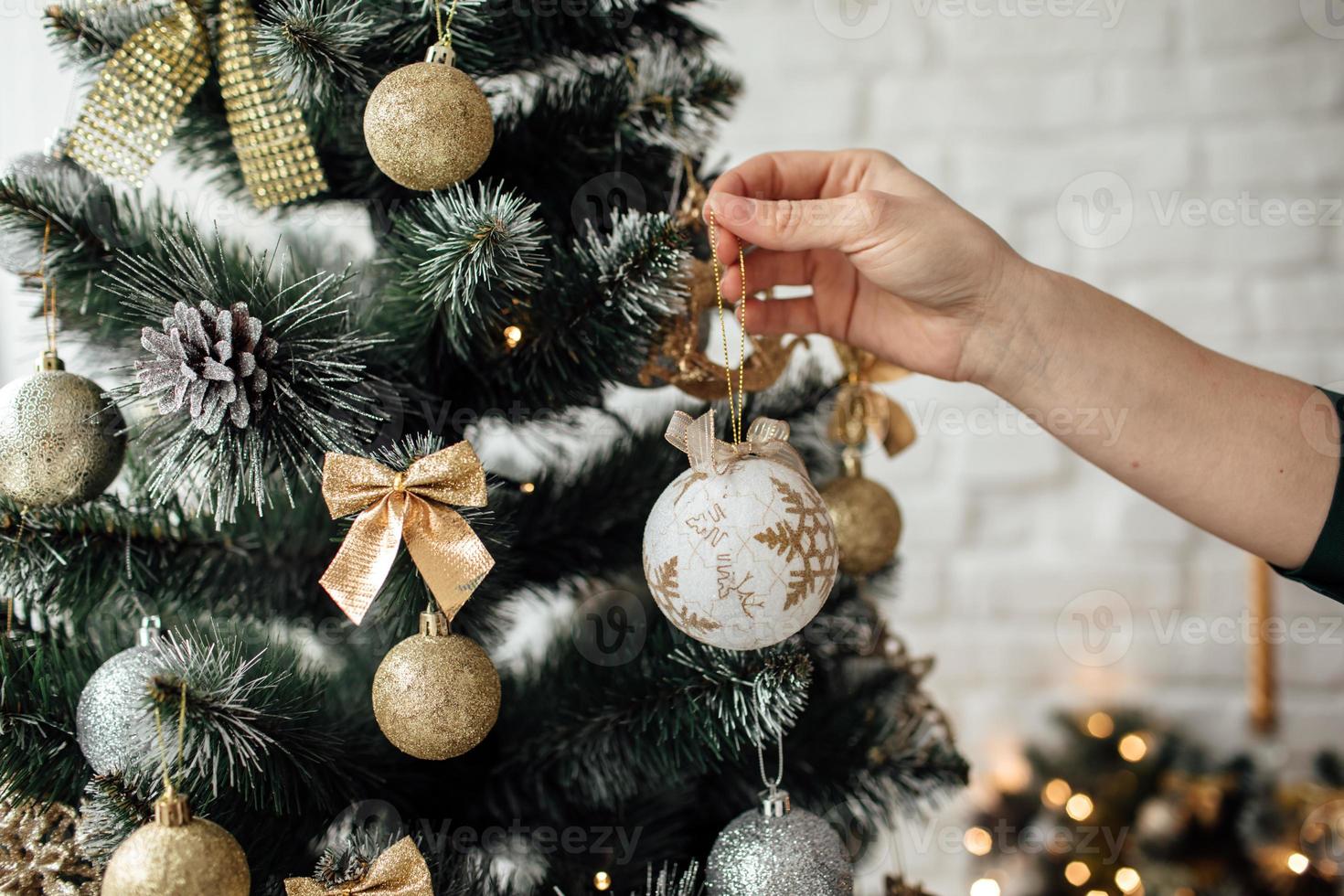 decoración del árbol de Navidad sobre un fondo de ladrillo blanco. concepto de navidad y año nuevo. decoración navideña foto
