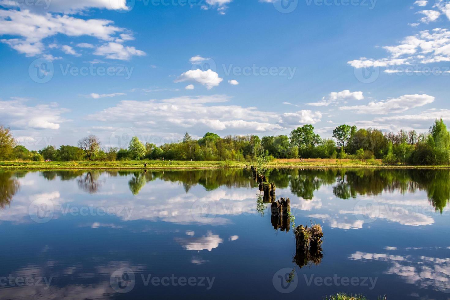 el cielo y las nubes se reflejan en el agua. foto