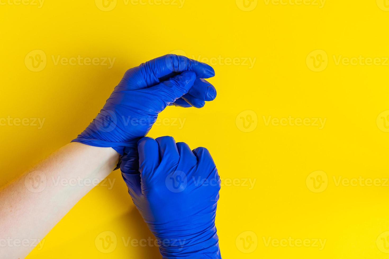 mujer quitando guantes azules foto