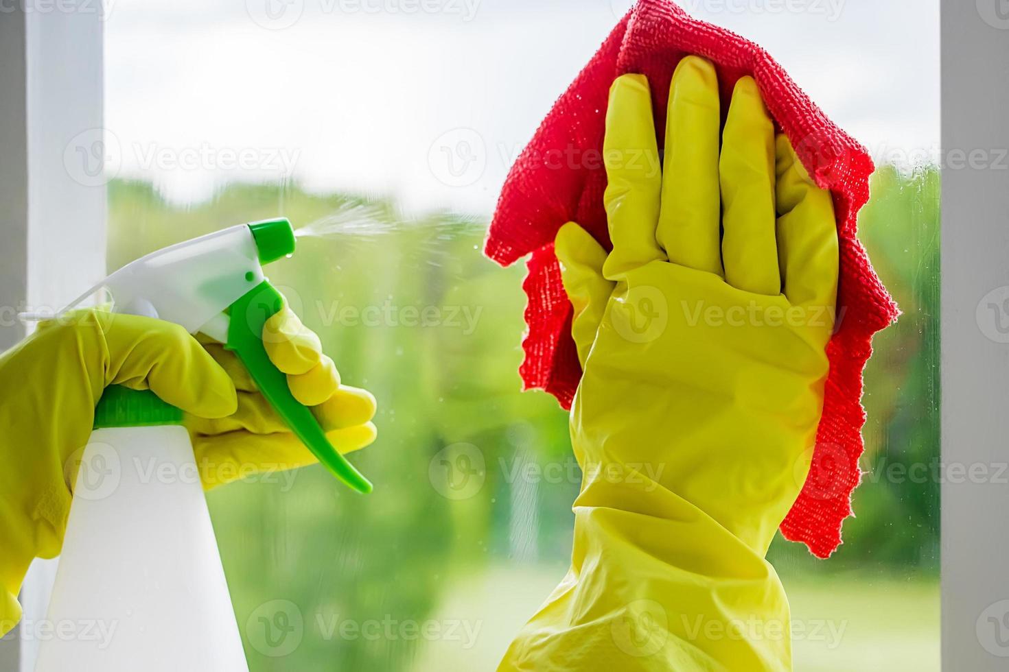 mujer lavando ventanas foto