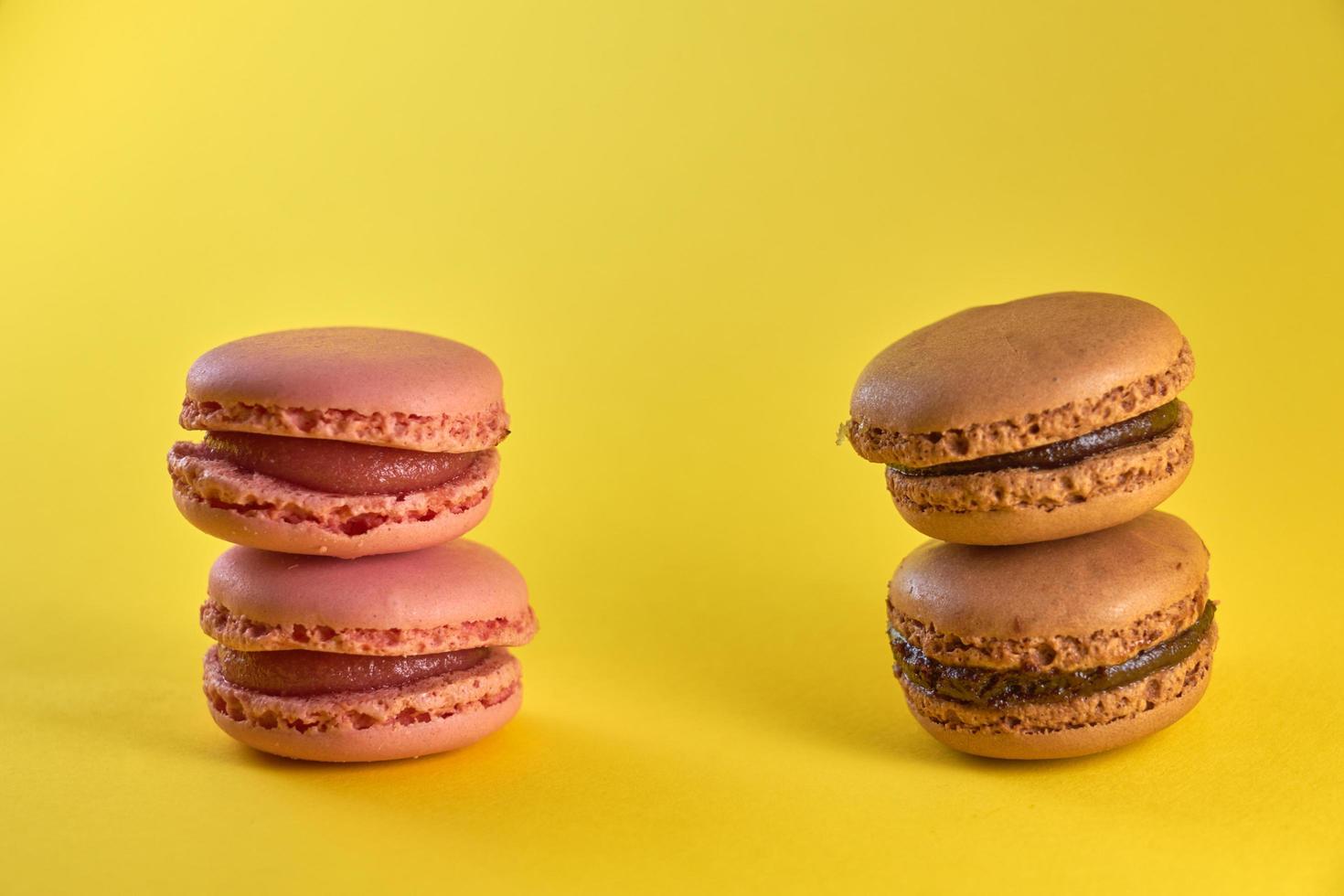 macarrón de tarta de cerca sobre un fondo amarillo, sabor a galletas de almendra en colores pastel y espacio para texto. foto