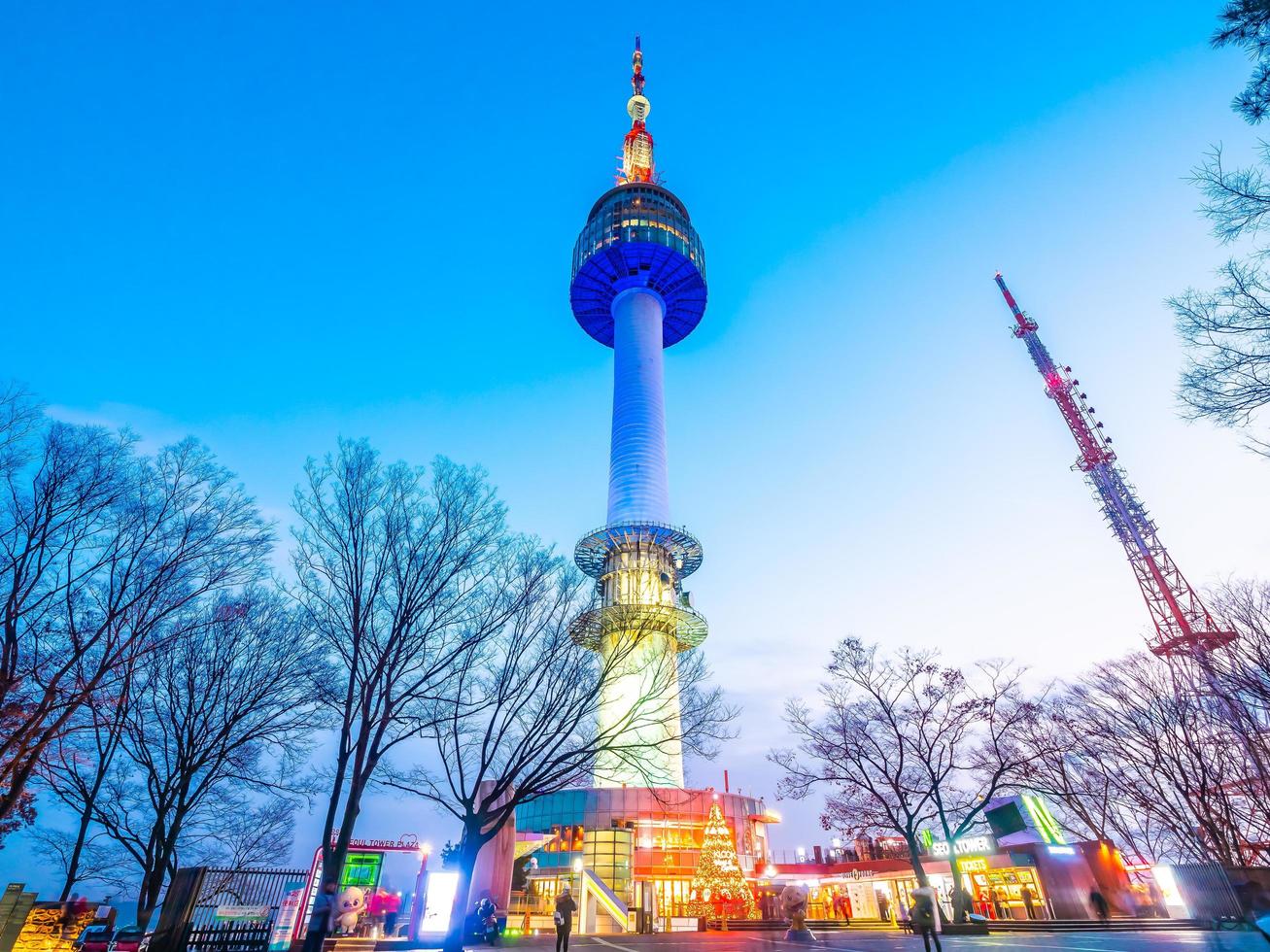 n torre de seúl en la montaña namsan, hito de seúl, corea del sur foto