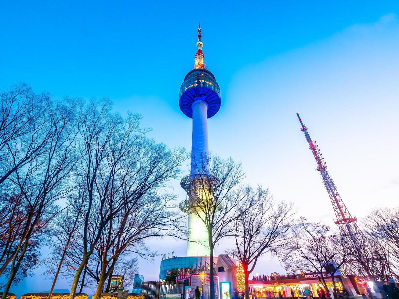 n torre de seúl en la montaña namsan, hito de seúl, corea del sur foto