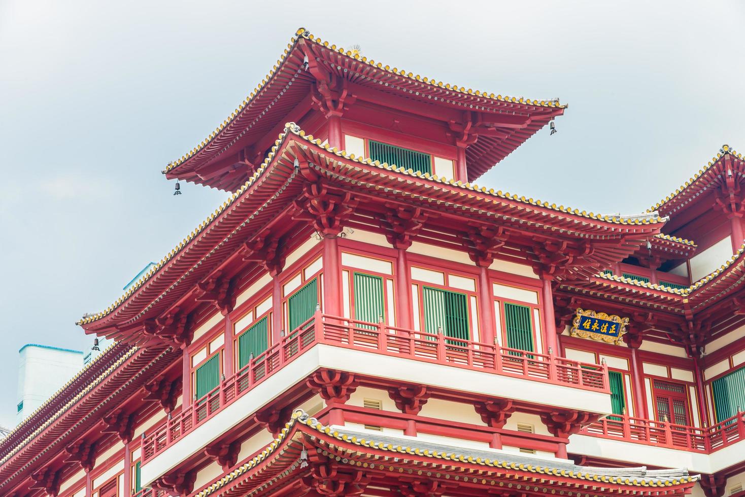 hermoso templo del diente de buda en singapur foto